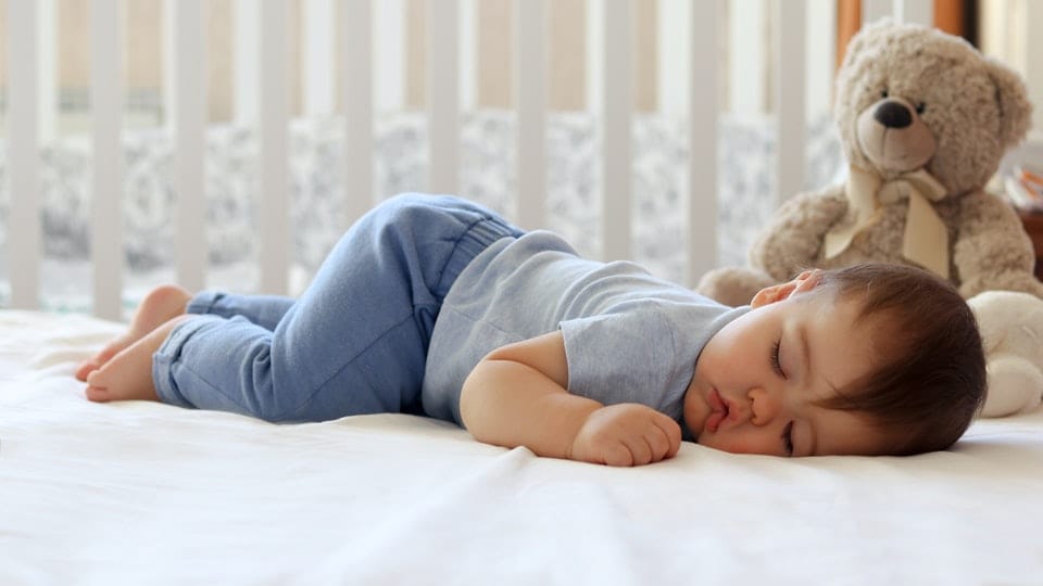 ကလေးငယ်တွေအိပ်ရေးမဝရင်ဘာတွေထိခိုက်နိုင်လဲ