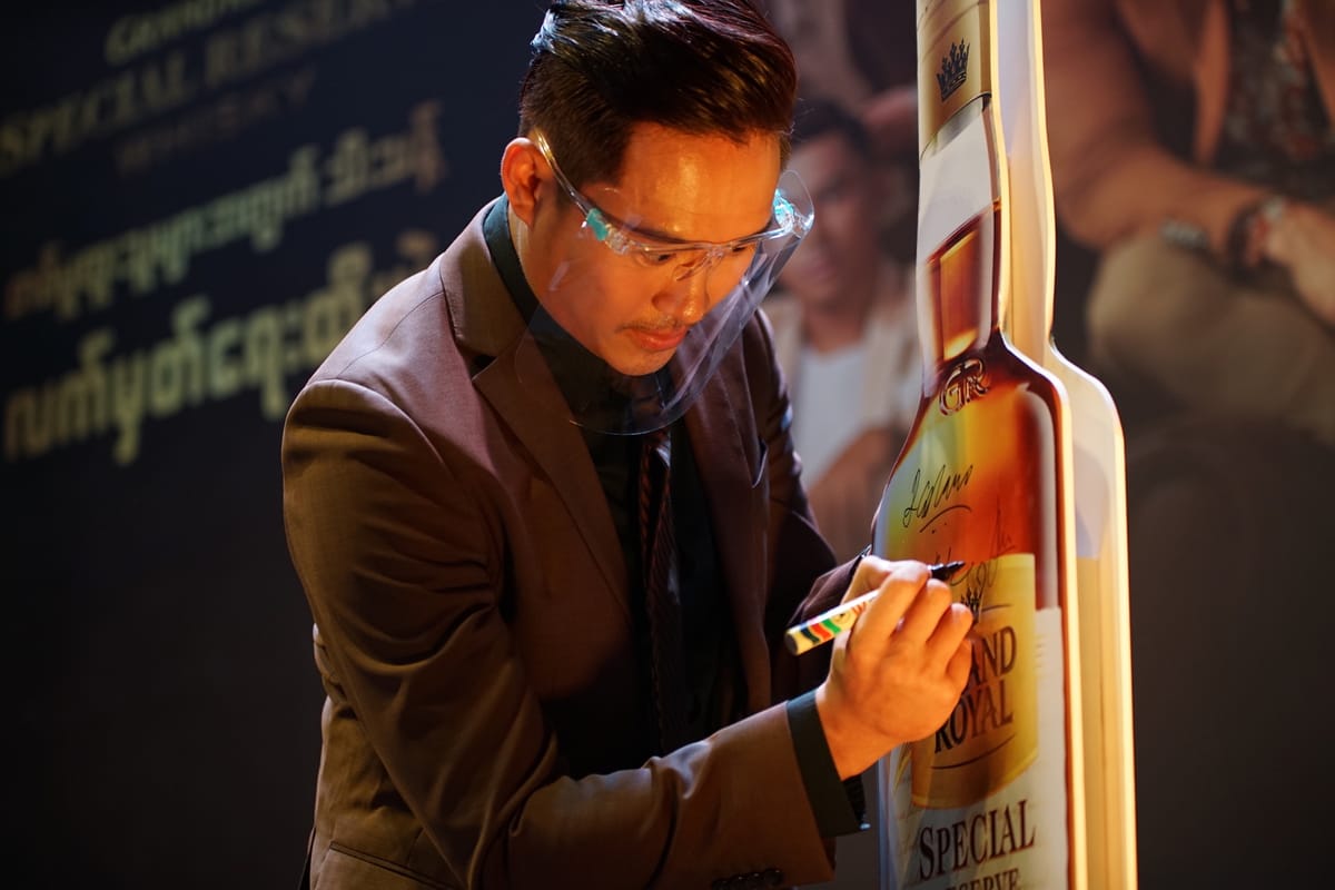 Grand Royal Special Reserve Whisky ၏ Reserved For The Special Campaign အတွက် မြန်မာ့ဂုဏ်ဆောင်ကြယ်ပွင့်များဖြစ်သော နိုင်းနိုင်း၊ ထူးအောင် နှင့် ကျော်မင်းဦးတို့အား သံတမန်များအဖြစ်ခန့်အပ်