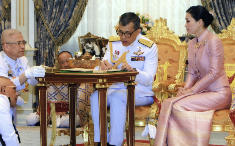 နန်းတက်ပွဲမတိုင်ခင် ကိုယ်ရံတော်တပ်ဖွဲ့ဒုတပ်မှူးနဲ့ လက်ထပ်လိုက်တဲ့ ထိုင်းဘုရင်