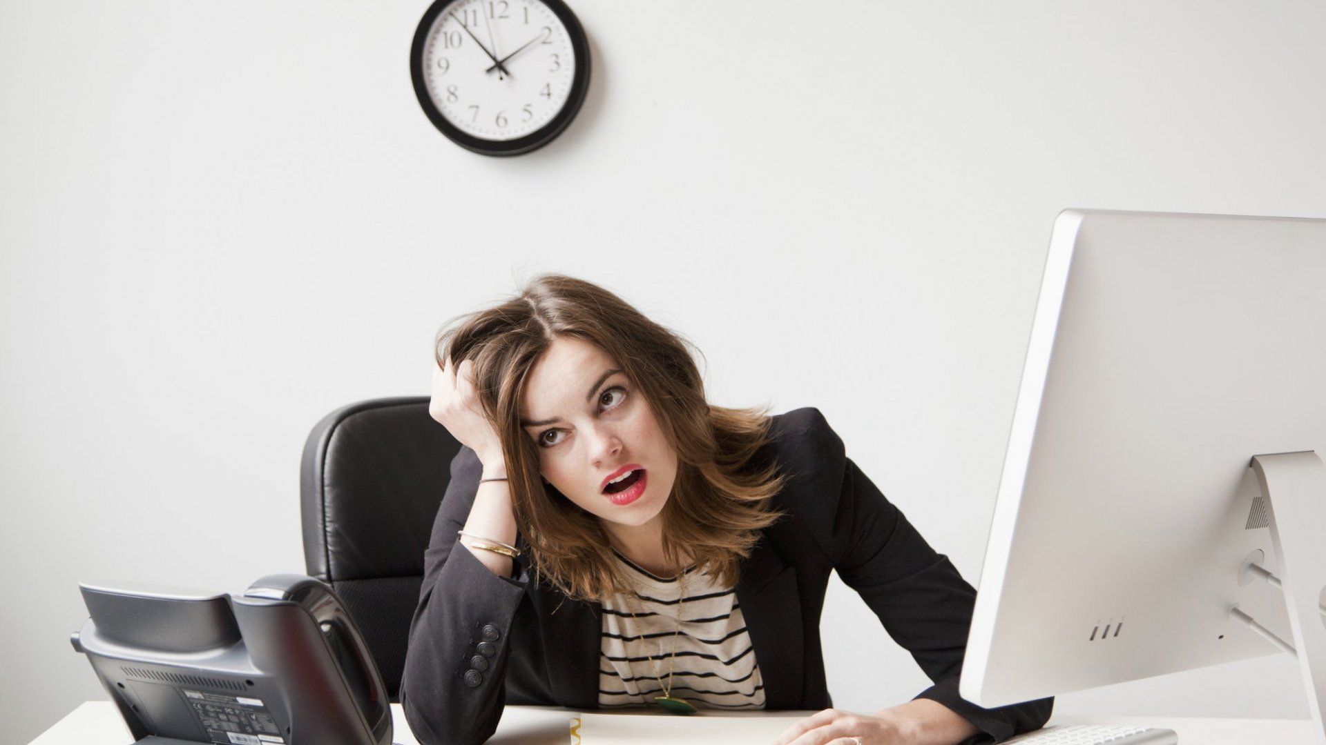 အလုပ်မှာ စိတ်ဖိစီးမှုတွေအရမ်းများပြီး ဖိအားတွေကြောင့်စိတ်ညစ်ရတဲ့အခါ ဘယ်လိုဖြေရှင်းမလဲ?